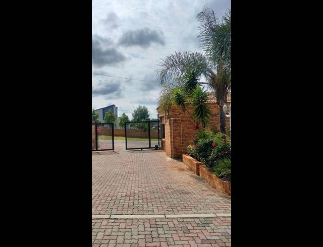 2 BEDROOM TOWNHOUSE FOR SALE IN CHANCLIFF RIDGE